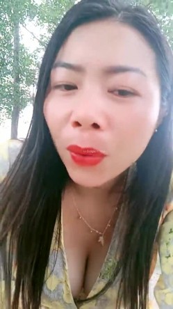 提前返乡的小少妇，【农村骚娘们】，为了赚钱补贴家用，户外裸奔，路边撒尿，乡村小路上春光无限 截图6