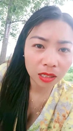 提前返乡的小少妇，【农村骚娘们】，为了赚钱补贴家用，户外裸奔，路边撒尿，乡村小路上春光无限 截图7