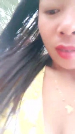 提前返乡的小少妇，【农村骚娘们】，为了赚钱补贴家用，户外裸奔，路边撒尿，乡村小路上春光无限 截图8