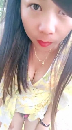 提前返乡的小少妇，【农村骚娘们】，为了赚钱补贴家用，户外裸奔，路边撒尿，乡村小路上春光无限 截图9