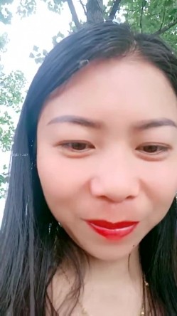 提前返乡的小少妇，【农村骚娘们】，为了赚钱补贴家用，户外裸奔，路边撒尿，乡村小路上春光无限 截图10