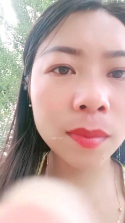 提前返乡的小少妇，【农村骚娘们】，为了赚钱补贴家用，户外裸奔，路边撒尿，乡村小路上春光无限 截图12