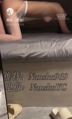 推特新晋泡良桩机，京城纹身肌肉壮汉「南叔」《渴望肉棒的母狗》白网袜，微露脸，深喉口交，性感美乳，渴望性爱激情的骚母狗 截图3