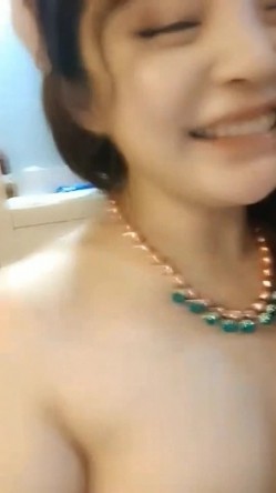 最新NO.1真骚货小美女『校花逃课去操B』和敲错门的屌丝男做爱 口爆吞精 操出白浆 全程淫语 真是骚到没朋友 截图3