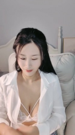 巨乳多情少妇 身材丰满 道具自慰 抠逼吃鸡好爽 被男友狠草 乖乖骑乘声音很好听 超淫荡 白浆流了很多 截图5