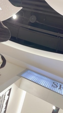 精品 极品红色长裙学生妹和舍友闺蜜逛街，偷拍裙底竟然发现没穿内裤，贴逼拍摄排卵期白带流出 截图1