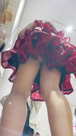 精品 极品红色长裙学生妹和舍友闺蜜逛街，偷拍裙底竟然发现没穿内裤，贴逼拍摄排卵期白带流出 截图3