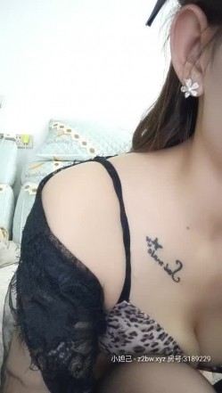 极品小奶妈女神 【糖璃儿】高颜值 挤奶水自己喝 扩阴器展示鲍鱼内部细节 白浆流得不像话 截图2