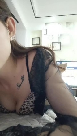 极品小奶妈女神 【糖璃儿】高颜值 挤奶水自己喝 扩阴器展示鲍鱼内部细节 白浆流得不像话 截图4