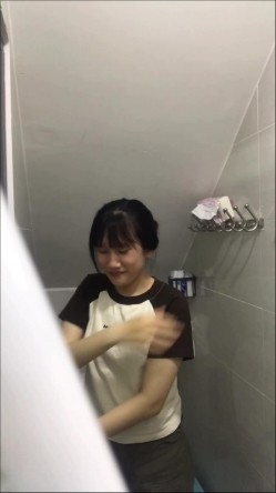 卫生间暗藏摄像头偷拍表妹尿尿,照镜子的时候差点被她发现了 截图3