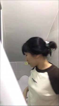卫生间暗藏摄像头偷拍表妹尿尿,照镜子的时候差点被她发现了 截图4