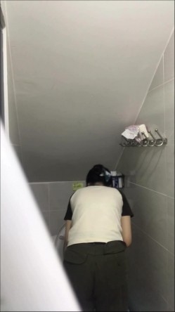 卫生间暗藏摄像头偷拍表妹尿尿,照镜子的时候差点被她发现了 截图5