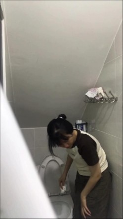 卫生间暗藏摄像头偷拍表妹尿尿,照镜子的时候差点被她发现了 截图6