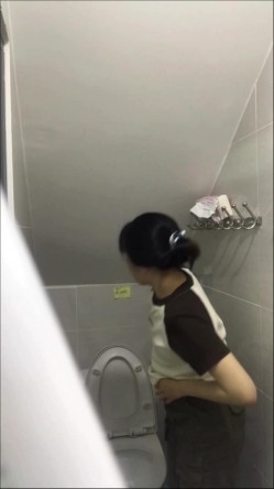 卫生间暗藏摄像头偷拍表妹尿尿,照镜子的时候差点被她发现了 截图7