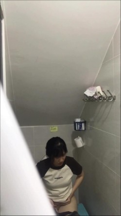 卫生间暗藏摄像头偷拍表妹尿尿,照镜子的时候差点被她发现了 截图9