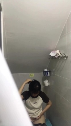 卫生间暗藏摄像头偷拍表妹尿尿,照镜子的时候差点被她发现了 截图10