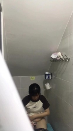 卫生间暗藏摄像头偷拍表妹尿尿,照镜子的时候差点被她发现了 截图11