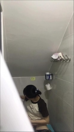 卫生间暗藏摄像头偷拍表妹尿尿,照镜子的时候差点被她发现了 截图12
