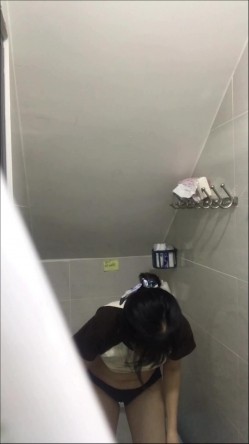 卫生间暗藏摄像头偷拍表妹尿尿,照镜子的时候差点被她发现了 截图13