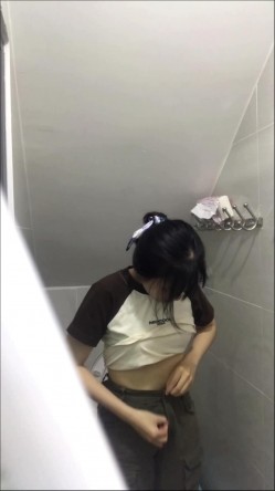 卫生间暗藏摄像头偷拍表妹尿尿,照镜子的时候差点被她发现了 截图14