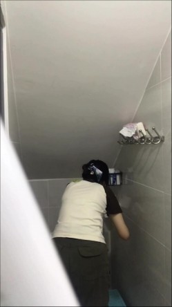 卫生间暗藏摄像头偷拍表妹尿尿,照镜子的时候差点被她发现了 截图15