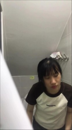 卫生间暗藏摄像头偷拍表妹尿尿,照镜子的时候差点被她发现了 截图16