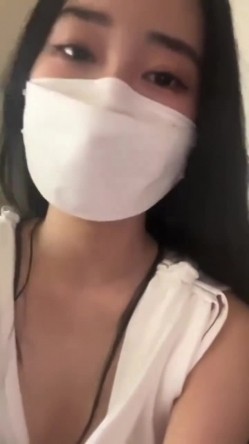 漂亮美眉 身材苗条吃鸡振动棒紫薇 上位骑乘被小哥无套输出 内射 截图1