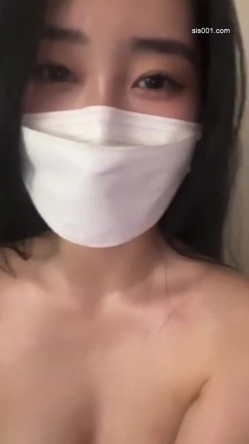 漂亮美眉 身材苗条吃鸡振动棒紫薇 上位骑乘被小哥无套输出 内射 截图3