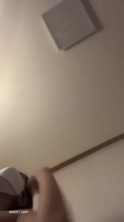 漂亮美眉 身材苗条吃鸡振动棒紫薇 上位骑乘被小哥无套输出 内射 截图4
