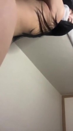 漂亮美眉 身材苗条吃鸡振动棒紫薇 上位骑乘被小哥无套输出 内射 截图9