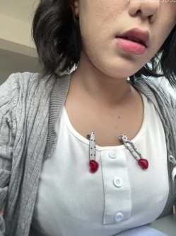 ️极品反差甜妹【lucy2027】表情非常可爱的学生妹趁着没人在教室和厕所自慰 截图1