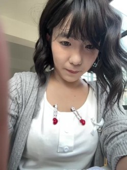 ️极品反差甜妹【lucy2027】表情非常可爱的学生妹趁着没人在教室和厕所自慰 截图2