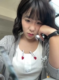 ️极品反差甜妹【lucy2027】表情非常可爱的学生妹趁着没人在教室和厕所自慰 截图3