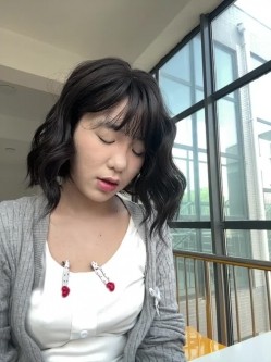 ️极品反差甜妹【lucy2027】表情非常可爱的学生妹趁着没人在教室和厕所自慰 截图4