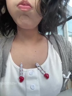 ️极品反差甜妹【lucy2027】表情非常可爱的学生妹趁着没人在教室和厕所自慰 截图5