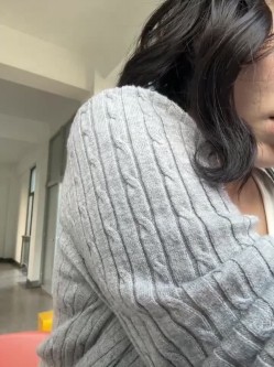 ️极品反差甜妹【lucy2027】表情非常可爱的学生妹趁着没人在教室和厕所自慰 截图6