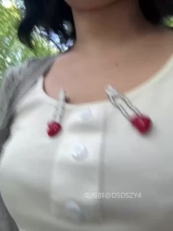 ️极品反差甜妹【lucy2027】表情非常可爱的学生妹趁着没人在教室和厕所自慰 截图8