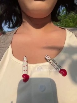 ️极品反差甜妹【lucy2027】表情非常可爱的学生妹趁着没人在教室和厕所自慰 截图9