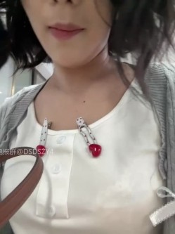 ️极品反差甜妹【lucy2027】表情非常可爱的学生妹趁着没人在教室和厕所自慰 截图11