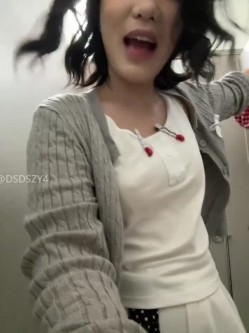 ️极品反差甜妹【lucy2027】表情非常可爱的学生妹趁着没人在教室和厕所自慰 截图12