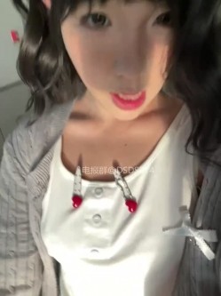 ️极品反差甜妹【lucy2027】表情非常可爱的学生妹趁着没人在教室和厕所自慰 截图15