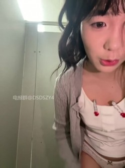 ️极品反差甜妹【lucy2027】表情非常可爱的学生妹趁着没人在教室和厕所自慰 截图16
