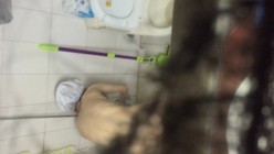 没什么经验现场天花板偷拍美乳少妇阿姨洗澡，怕被发现手还不停的抖，不过看见是真的值！ 截图6