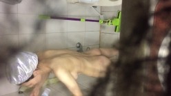 没什么经验现场天花板偷拍美乳少妇阿姨洗澡，怕被发现手还不停的抖，不过看见是真的值！ 截图7