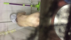 没什么经验现场天花板偷拍美乳少妇阿姨洗澡，怕被发现手还不停的抖，不过看见是真的值！ 截图9