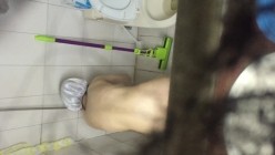 没什么经验现场天花板偷拍美乳少妇阿姨洗澡，怕被发现手还不停的抖，不过看见是真的值！ 截图10