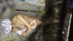 没什么经验现场天花板偷拍美乳少妇阿姨洗澡，怕被发现手还不停的抖，不过看见是真的值！ 截图12