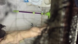 没什么经验现场天花板偷拍美乳少妇阿姨洗澡，怕被发现手还不停的抖，不过看见是真的值！ 截图15