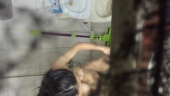 没什么经验现场天花板偷拍美乳少妇阿姨洗澡，怕被发现手还不停的抖，不过看见是真的值！ 截图16
