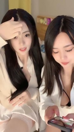 重磅推荐~新人【大乔小乔陪你玩】逆天颜值~看的鸡儿想喷火~大长腿美女，赚翻！ 截图5
